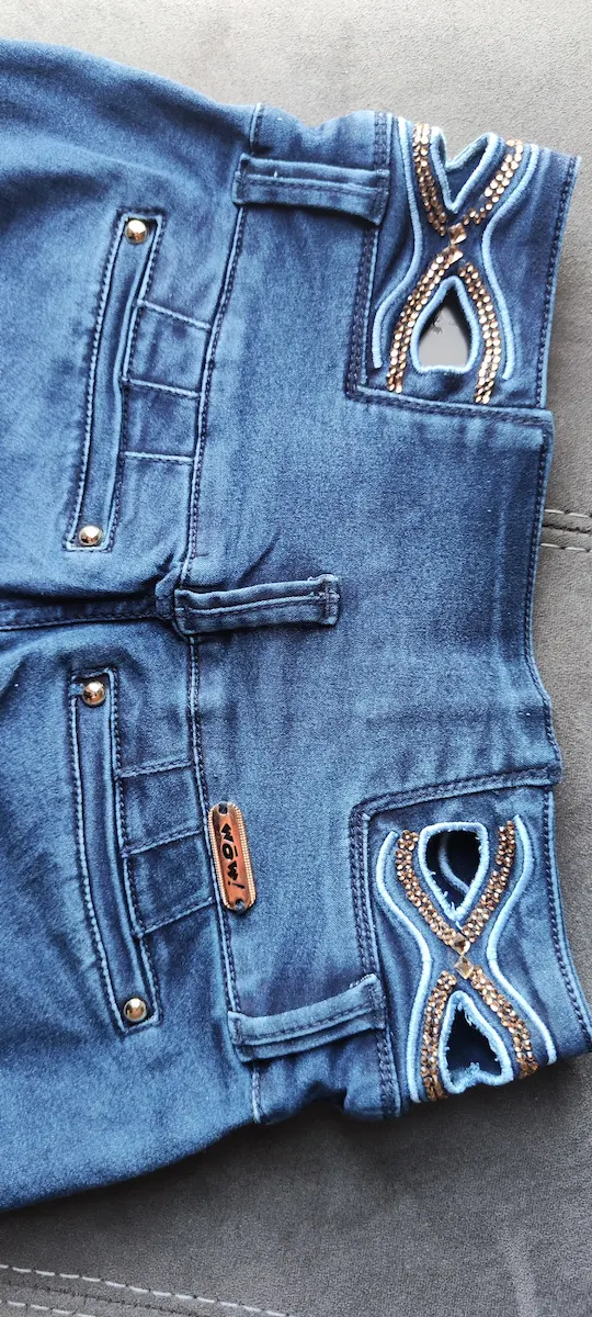 Jean Lujuria color azul claro con detalles de pedrería brillante