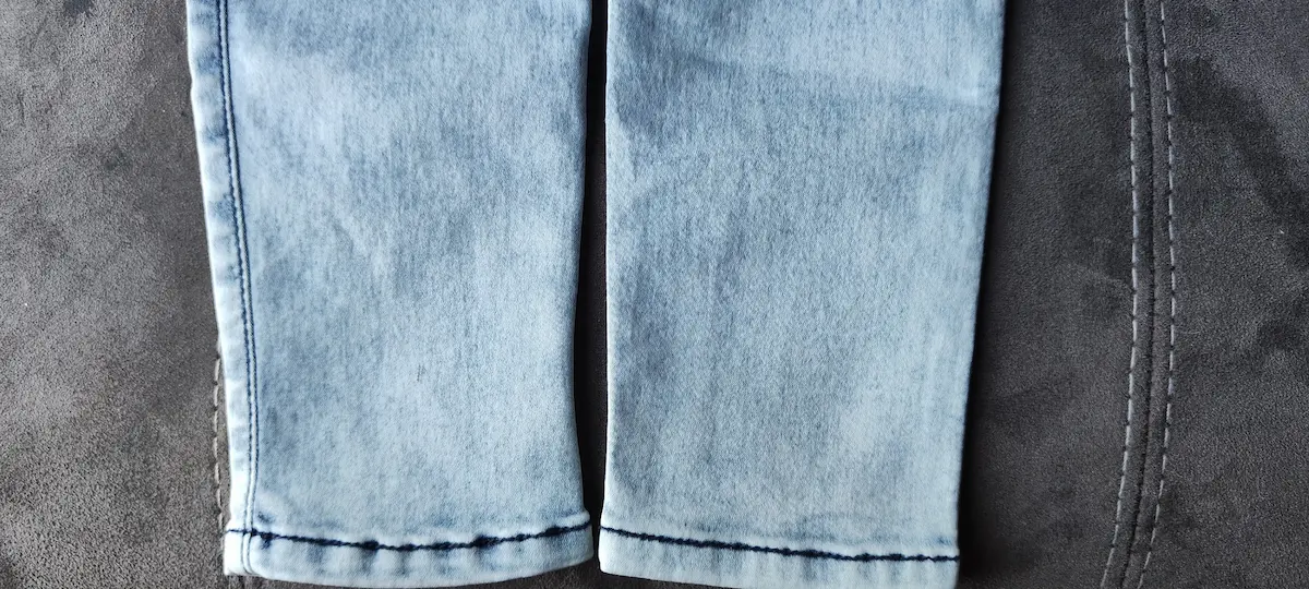 Jean Lujuria azul claro con botones metálicos y diseño exclusivo en cintura