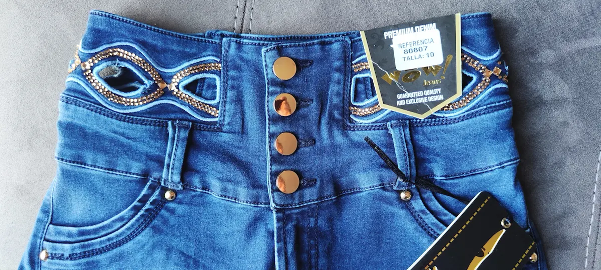 Jean Wow azul oscuro con botones dorados y cintura decorada