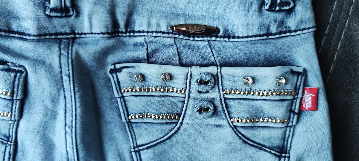 Jean Lujuria azul claro con acabado brillante y costuras de realce