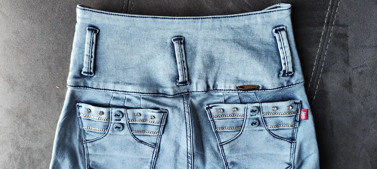 Vista trasera de jean Lujuria azul claro con bolsillos decorados