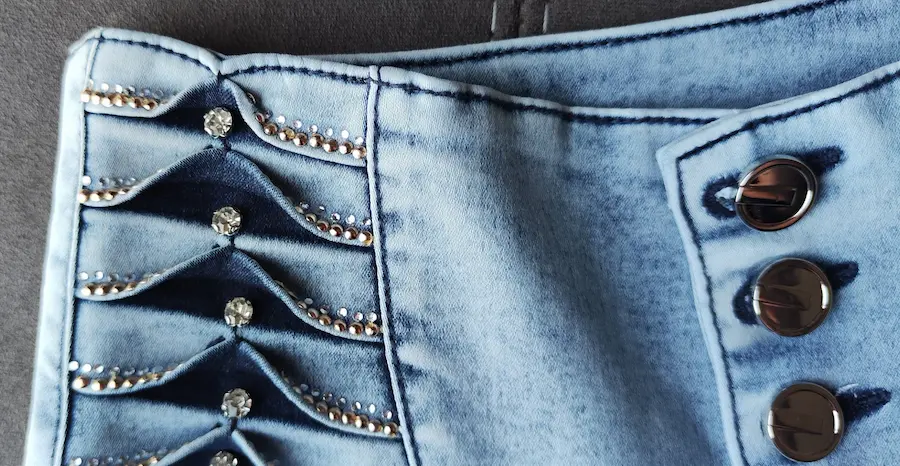 Jean Lujuria Ref. 71316 con acabado claro y detalles artesanales