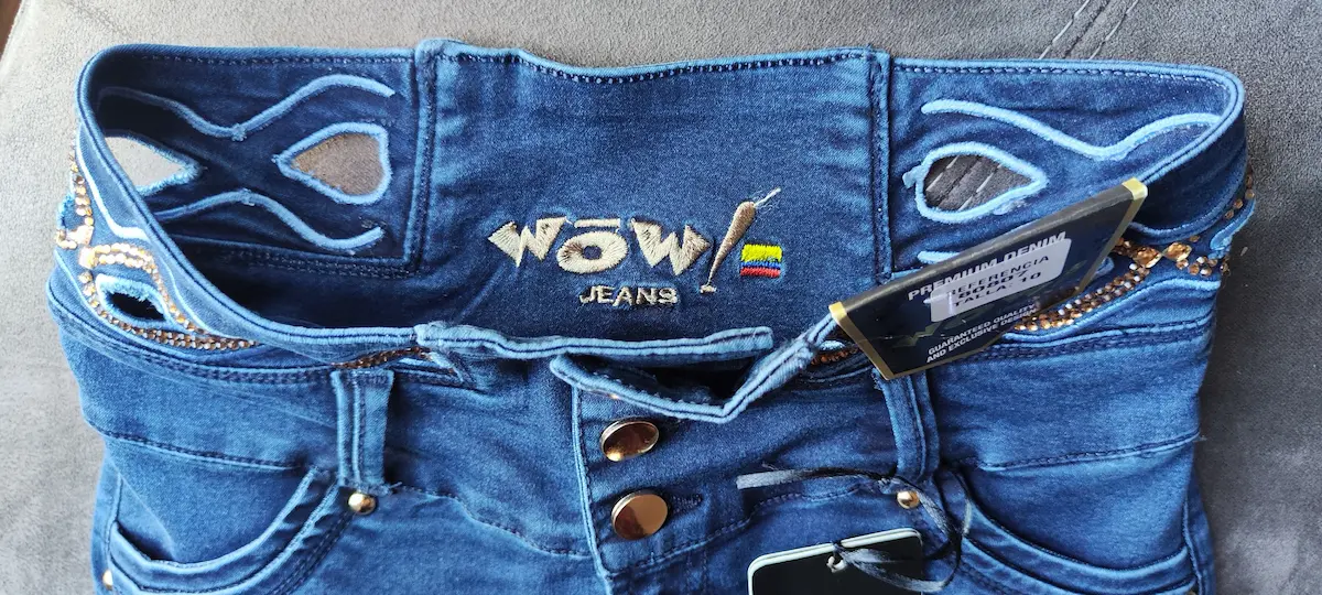 Jean Wow Ref. 80807 con logotipo bordado y pedrería dorada