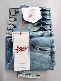 Jean LUJURIA celeste con botones metálicos y detalle ondulado en cintura
