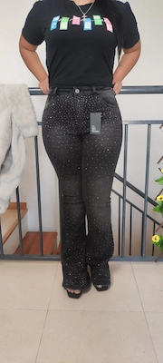 Laura M. de Madrid con su MEDALLO Jean push up negro