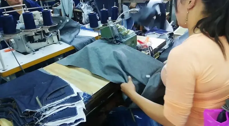 Confección artesanal de jeans colombianos en taller profesional MEDALLO - Costura premium