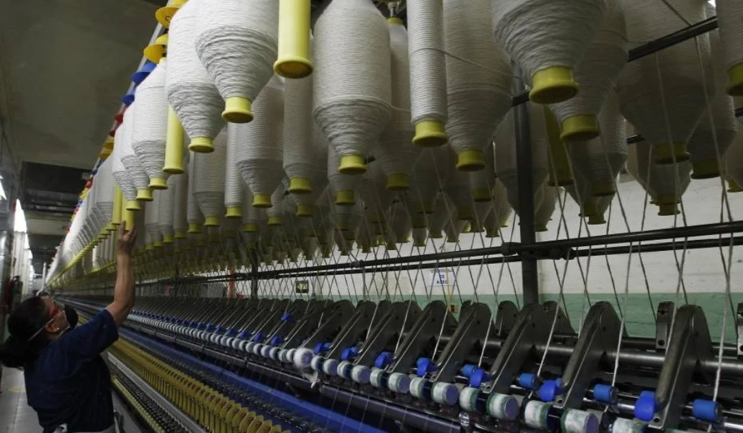 Proceso de hilatura industrial del denim en Colombia utilizado para jeans premium de Medellín