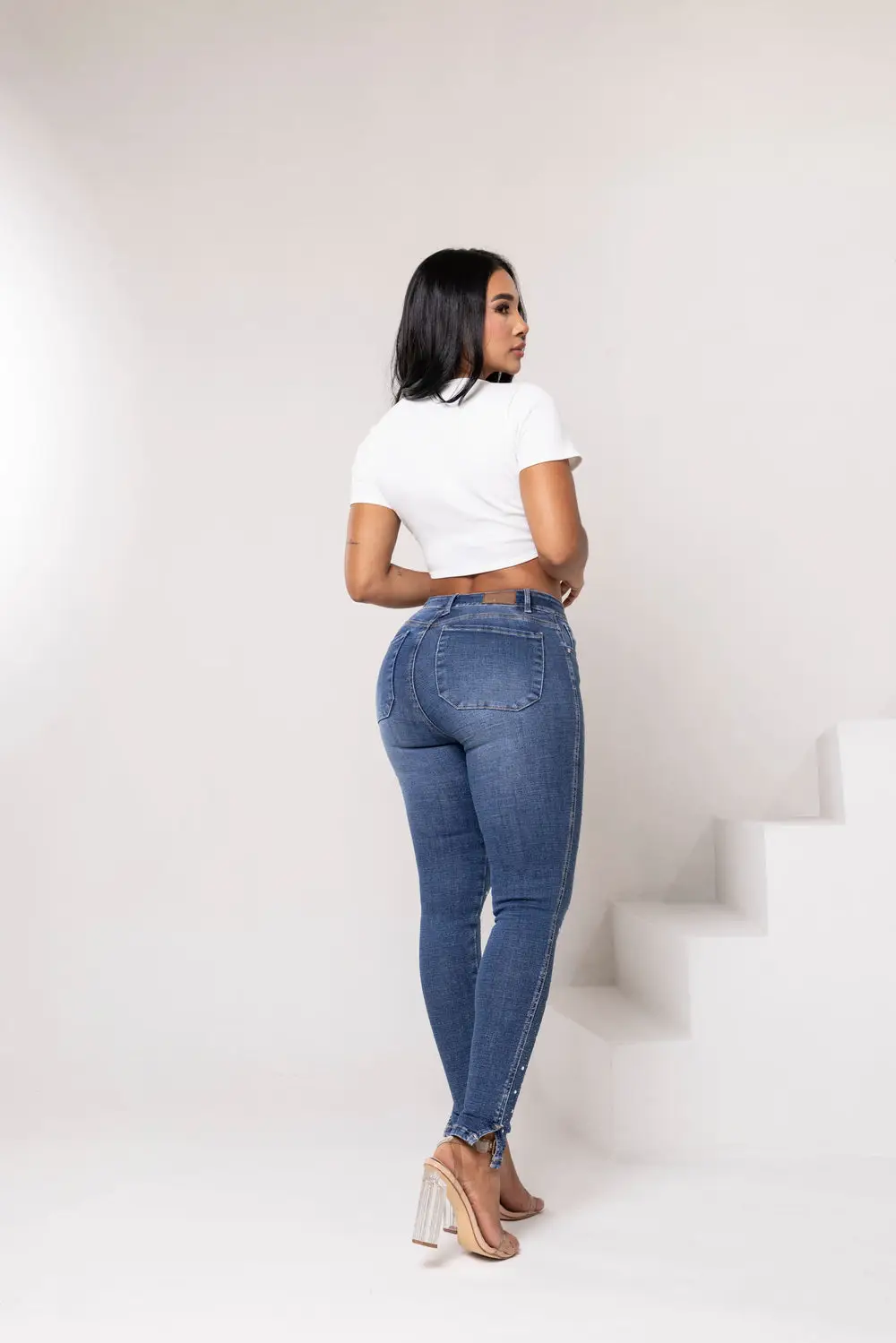 Jeans skinny con realce: vista trasera con bolsillos clásicos