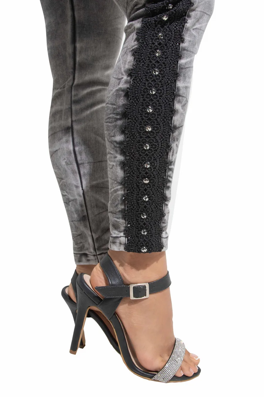 Detalle lateral con encaje negro y cristales del jean colombiano gris Ref. 90733