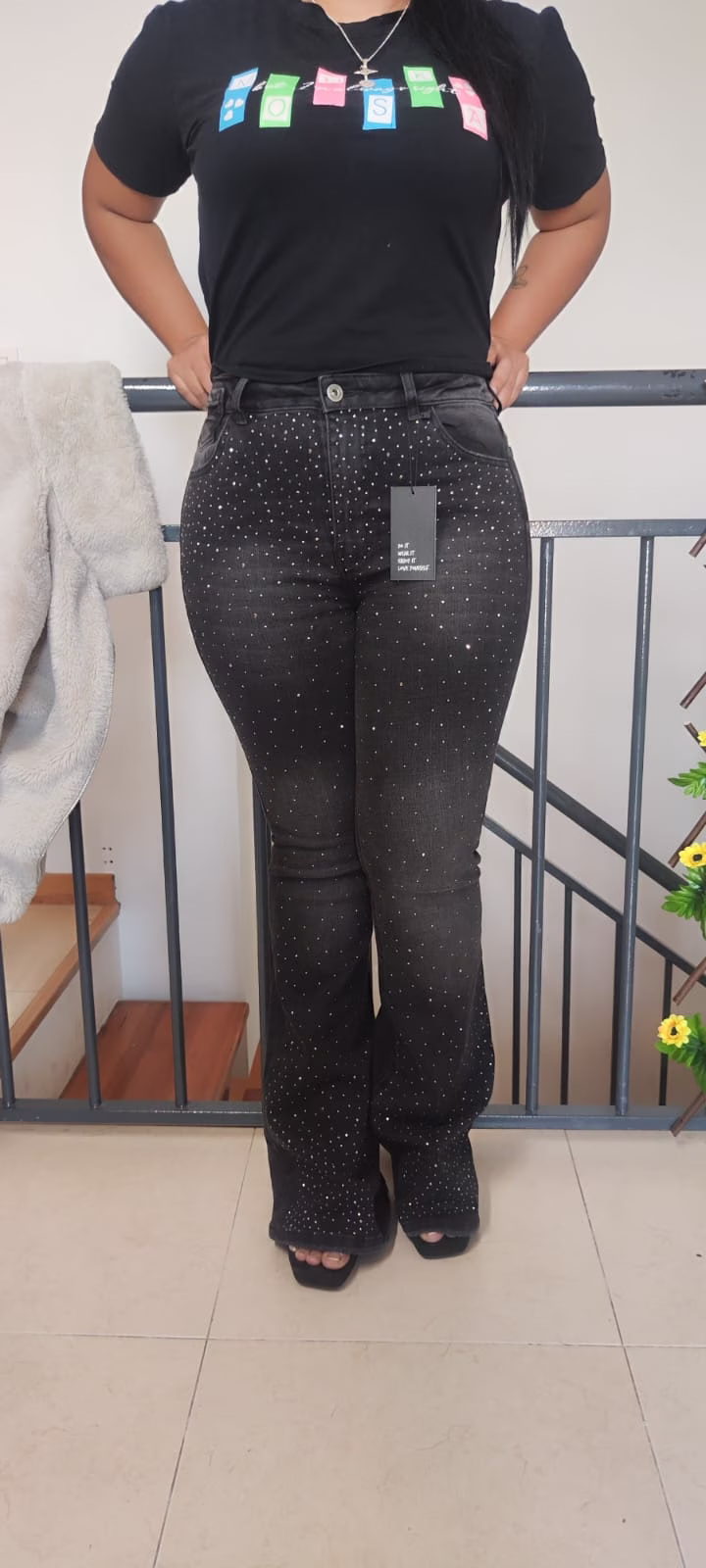 Lucía de Bilbao con jean negro brillante - MEDALLO Jeans