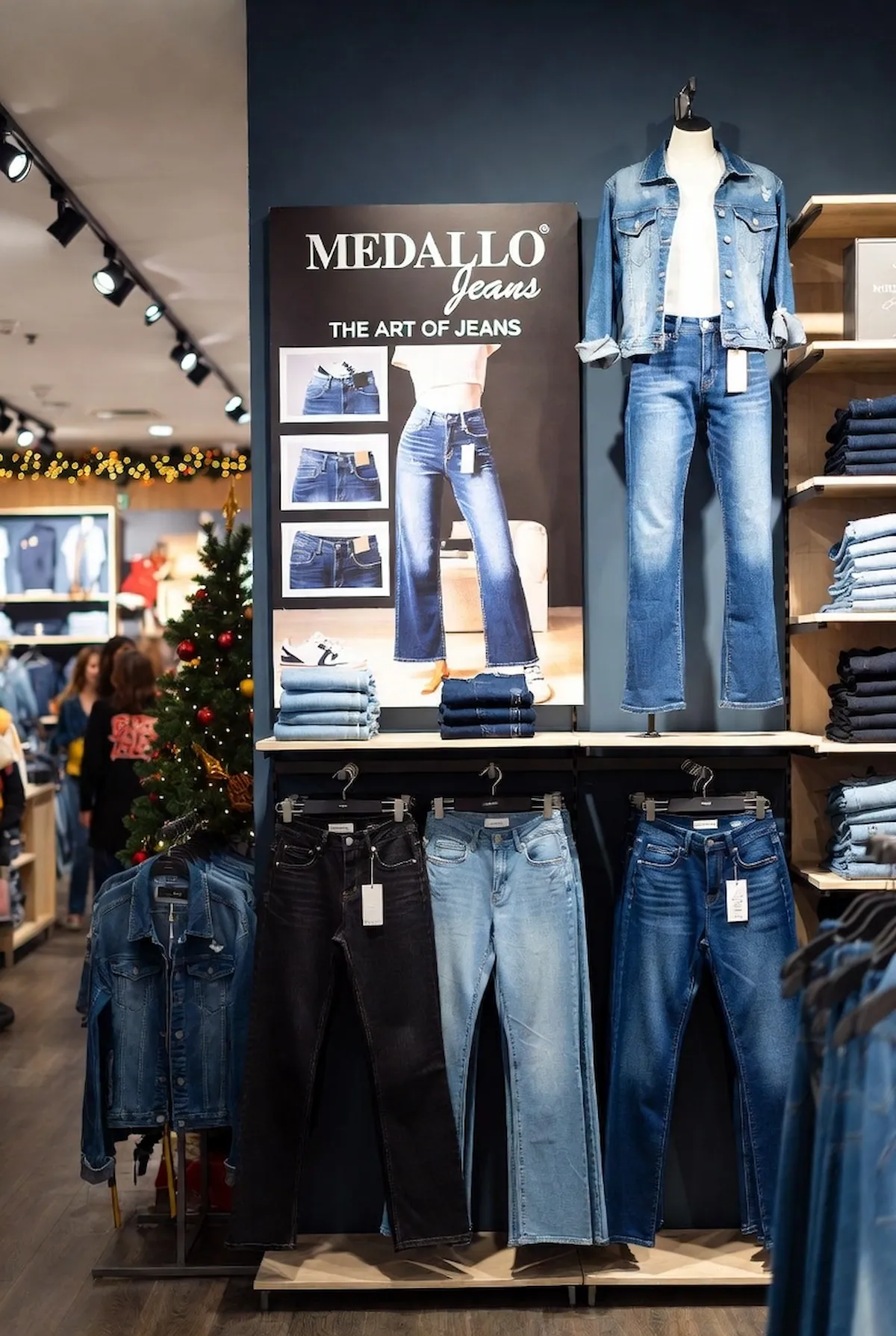 Exposición de jeans colombianos MEDALLO en evento navideño - Outfit elegante para fiestas