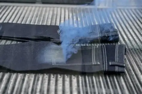 Proceso de lavado láser y acabado profesional en jeans colombianos en talleres de Medellín