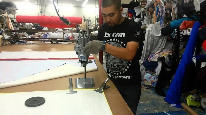 Corte industrial de tela para jeans colombianos con precisión láser profesional - MEDALLO Jeans