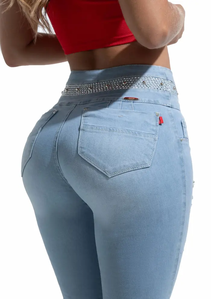 Jeans Levanta Cola vista trssera cercana con detalles de la pedrería